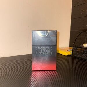 Viktor & Rolf Spicebomb Infrared in Black and Red